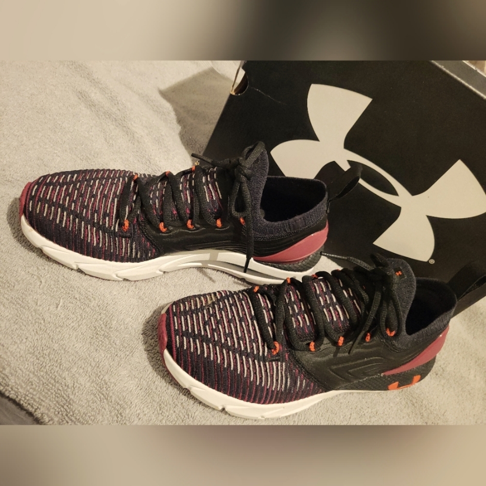 Women's Under Armour HOVR Phantom size 8.5 worn twice. Like new. Just not for me